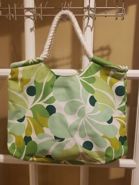 NWT Reversible Green/ Floral Pattern Rope-Handle Tote Bag by Clinique
